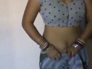Hot Desi Bhabhi Wearing Saree