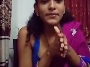Cute girl in saree doing sefles.