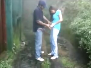 Morena hindu haciendo una mamada en la calle - pinguino69