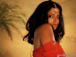 Bollywood Babe Loves To Expose Herself