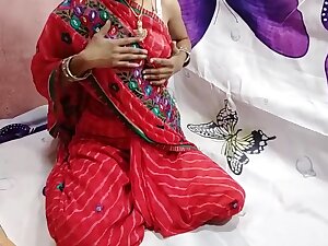 Hot Desi bhabi ke pati ke Bhai ne bhabi ko gher me Red saree me gand dehkh ker chudai ker dali