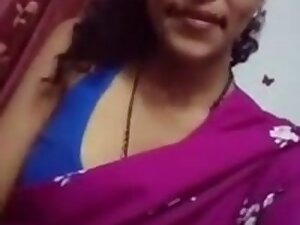 Cute girl in saree doing sefles.