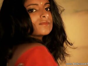 Bollywood Babe Loves To Expose Herself