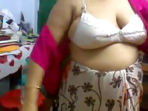 Desi Mature Aunty Saree Change Showing Big Boobs In Bra
