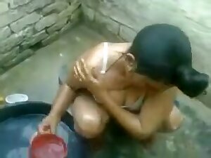 Desi Mature Aunty Nude Bath Recorded By Husband