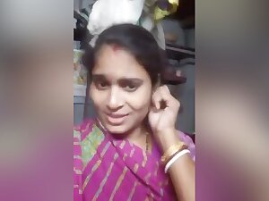 Today Exclusive -desi Bhabi Shows He Boobs