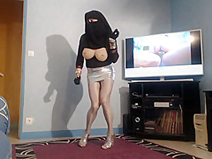 femelle musulmane en niqab et mini jupe