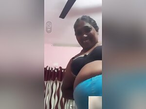 Today Exclusive-mature Bhabhi Showing Her Boobs On Video Call Part 1
