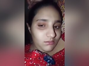 Today Exclusive- Sexy Paki Girl Showing Her Boobs