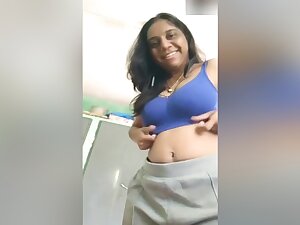 Today Exclusive- Bhabhi Showing Her Boobs On Video Call
