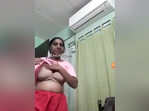 Today Exclusive- Sexy Bhabhi Showing Boobs On Video Call