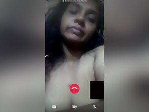 Today Exclusive- Mallu Bhabhi Showing Her Boobs Part 1