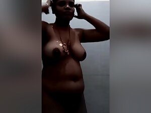 Today Exclusive- Desi Mallu Bhabhi Bathing