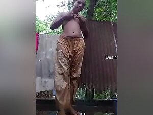 Today Exclusive- Desi Village Girl Record Her Nude Video For Lover