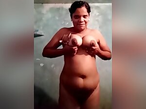 Desi Tamil Wife Bathing