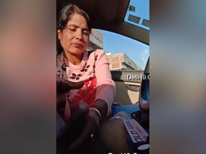 Today Exclusive- Desi Bhabhi Give Handjob Till Hubby Not Cum