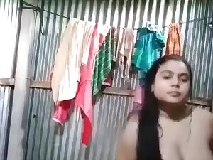 Beautiful Curvy Desi Bhabhi Nude Bath Video