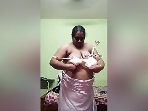 Mallu Bhabhi Shows Her Boobs