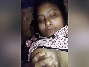Today Exclusive-horny Desi Bhabhi Play With Her Big Boobs
