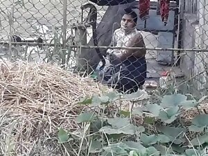 Today Exclusive- Hot Look Desi Bhabi Out Door Bathing