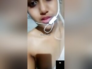 Today Exclusive- Cute Desi Girl Showing Her Boobs