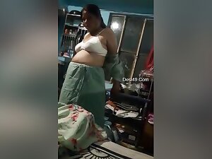 Desi Bhabhi Changing Cloths