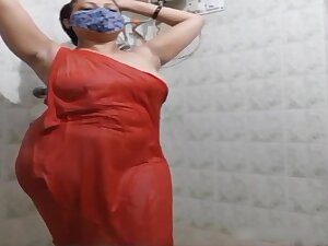 Desi Bhabi Bathroom Dance..in