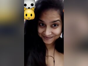 Today Exclusive- Sexy Desi Girl Showing Her Boobs