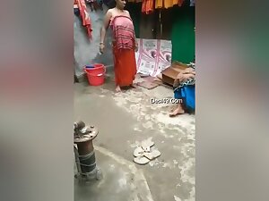 Bhabhi Ready For Bathing