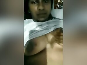 Today Exclusive- Desi Girl Showing Her Boobs