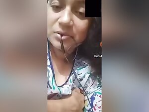 Desi Boudi Shows Her Boobs And Pussy On Vc Part 1