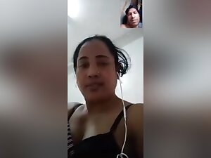 Desi Bhabhi Shows Her Boobs On Vc