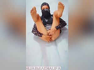 Hot Muslim Girl In Hijab Exposing Her Qute Body And Masturbating Up To Huge Orgasm