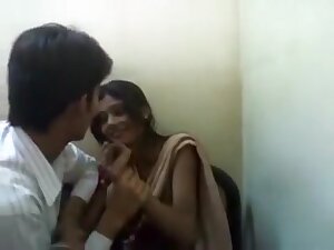 Latest Mumbai Iti Girl Shweta On Date With Lover Prateek In Resturant