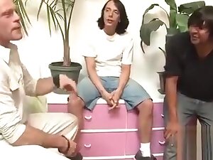 Mujer india disfruta de tres amigos